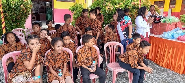 Siswa-siswi SDI Koperapoka 1 berseragam batik mengikuti acara HUT.