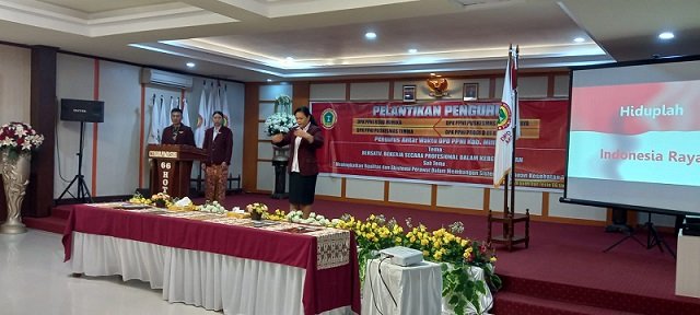 Seorang perawat memimpin lagu Indonesia Raya.