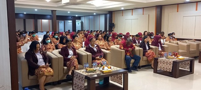 Perawat khusuk dalam doa pembukaan.