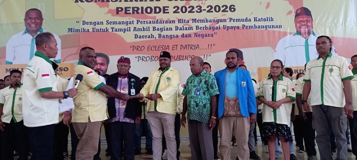 Melianus Asso, Ketua Pemuda Katolik Komda Papua menyerahkan berita acara pelantikan kepada Dr. Leonardus Tumuka, Ketua Pemuda Katolik Komcab Mimika.