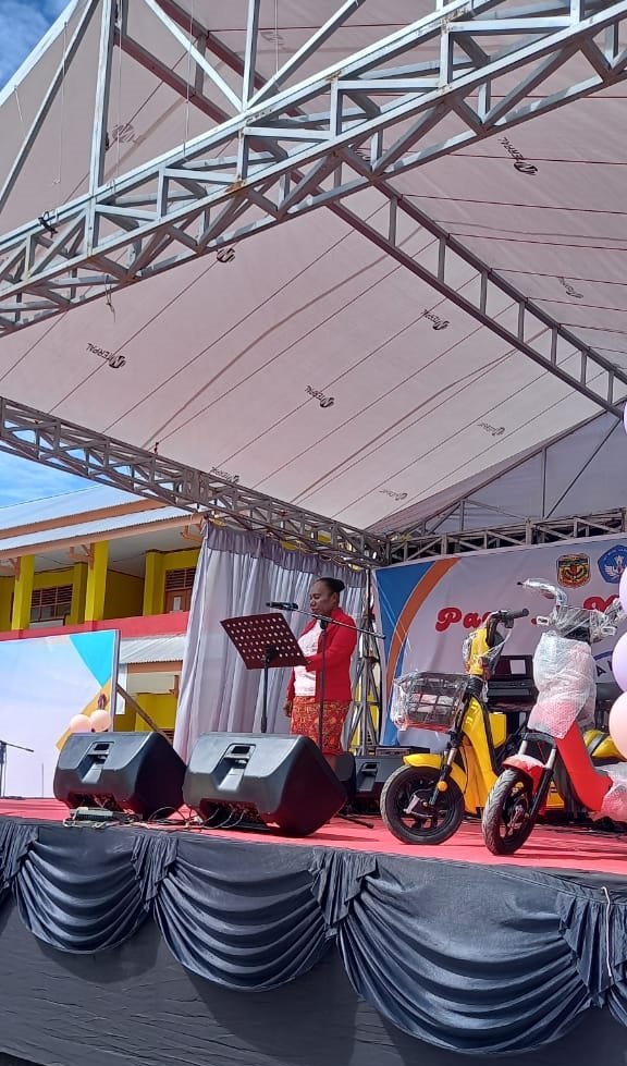 Ketua panitia membacakan laporan kegiatan.