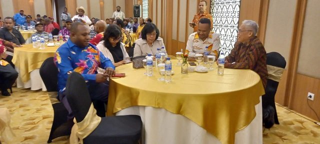 Ketua Dewan Pelaksana Hendro Hadiyantono (batik coklat), Septinus Timang, Sekretaris I HOPE, Cherly Lumanetha, Hilarius Dolame, Sekretaris II mengikuti acara deklarasi HOPE.