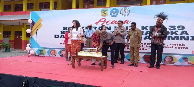 Mantan guru Bonefasius Teturan dan Nikolaus Watimena, mantan Kepala Dinas Pendidikan Kabupaten Mimika memotong kue HUT ke 39 tahun.