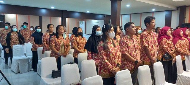 Para perawat menyanyikan lagu Mars PPNI.