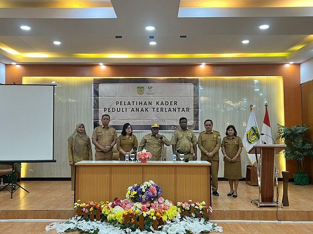 Pj. Sekda Mimika, Petrus Yumte, Hendritte W. Tandiono, Asisten 3 Setda Mimika, Reynold Ubra Kepala Dinkes, Andareas Nauw, Plt. Kadinso Mimika, Yunus Linggi, Kepala Dinas Pemukiman dan Pertanahan foto bersama.