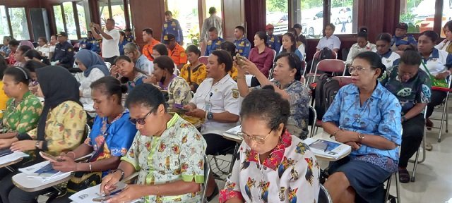 Ibu-ibu peserta pelatihan menyimak sambutan Pj. Bupati Mimika Valentinus S. Sumito.