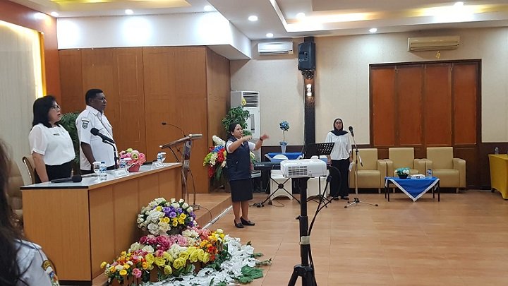 Seorang pegawai Dinsos memimpin lagu Indonesia Raya pada acara pembukaan.