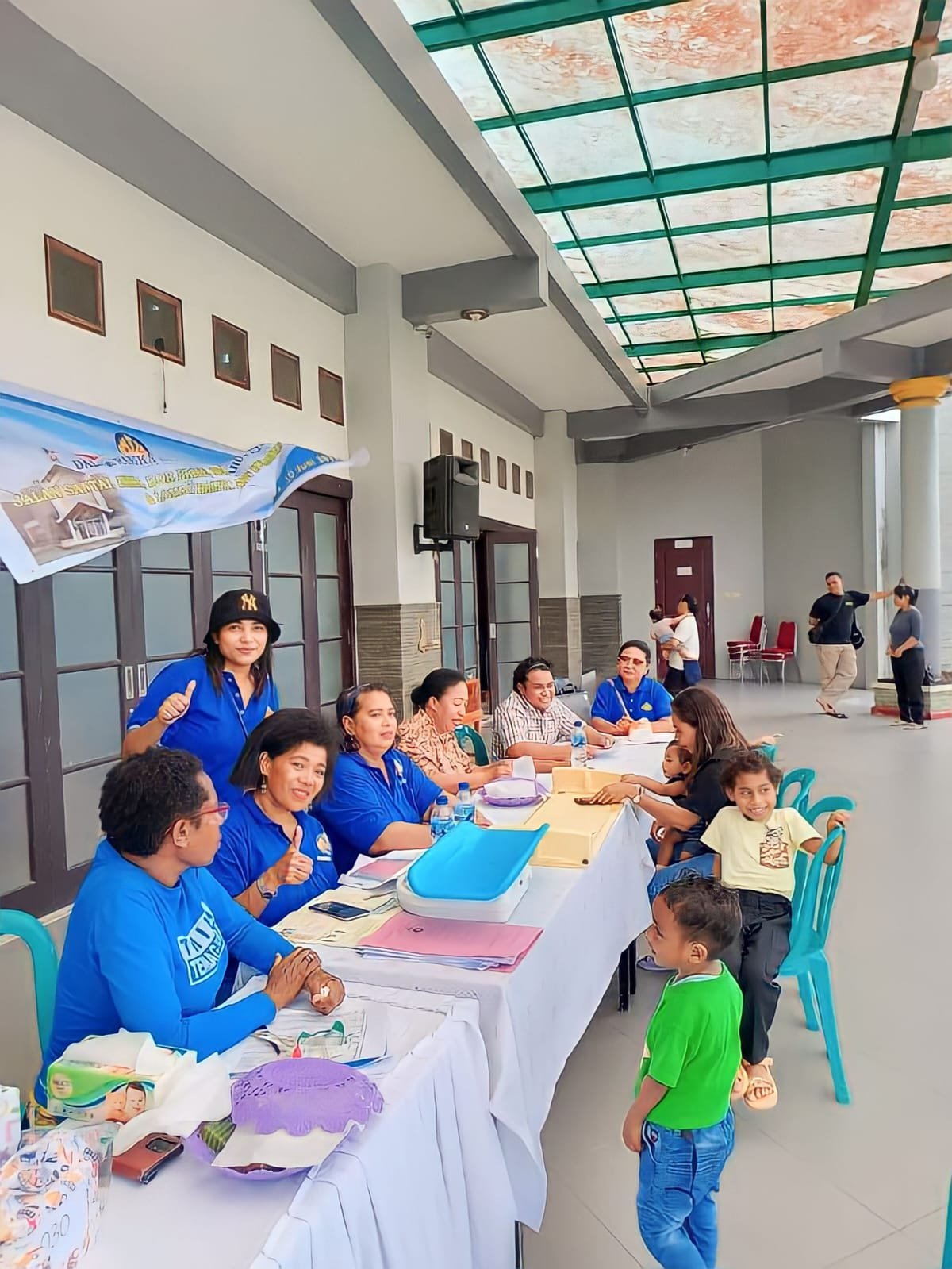 Dewan juri memberikan penilaian terhadap balita peserta lomba balita sehat dalam rangka HUT WKRI ke 99.