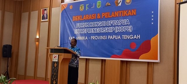 Pdt. David Onawame memimpin doa pembukaan.