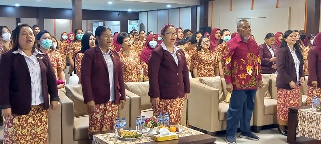 Pengurus DPD PPNI Mimika dan H Ibrahim Iba, Dewan Pertimbangan PPNI Mimika menyanyikan lagu Indonesia Raya.