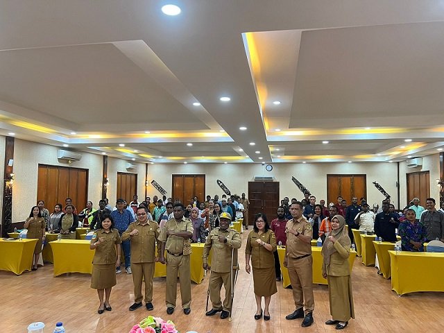 Pj. Sekda Mimika, Petrus Yumte, Hendritte W. Tandiono, Asisten 3 Setda Mimika, Reynold Ubra Kepala Dinkes, Andareas Nauw, Plt. Kadinso Mimika, Yunus Linggi, Kepala Dinas Pemukiman dan Pertanahan foto bersama pesera usai acara pembukaan, Senin 24 Juli 2023. (Redaksi/Koranpapua.id)