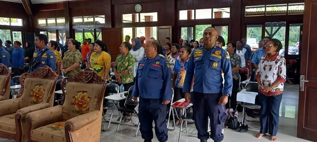 Peserta menyanyikan lagu Indonesia Raya.