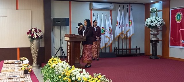 Ketua panitia Jeni Rante Tasik S.Kep., Ns., M.Kep menyampaikan laporan panitia.