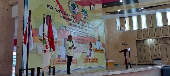 Frumensius Heatubun memandu jalannya acara pelantikan.