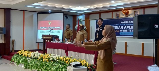 Ananias Faot, Kepala BKPSDM, Pj. Sekda Mimika Petrus Yumte dan Samsul Rizal, Pranata Komputer Ahli Muda Kantor Regional Jayapura menyanyi lagu Indonesia Raya.