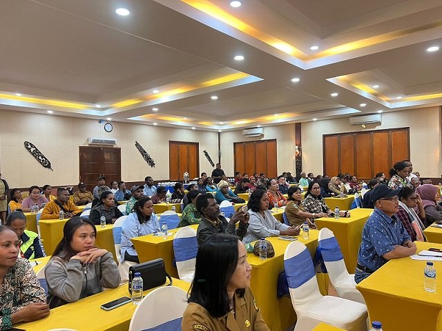 Peserta mengikuti acara pembukaan pelatihan peduli kader anak terlantar dengan serius.