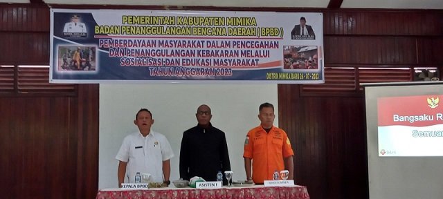 Yosias Lossu, Kepala BPBD Mimika mendampingi Paulus Dumais, Asisten 1 Setda Mimika dan Ricky, perwakilan Basarnas Timika menyanyi lagu Indonesia Raya.