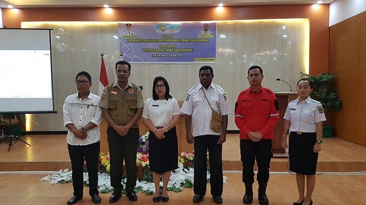 Hendritte W. Tandiono, Asisten 3 Setda Mimika, Andareas Nauw, Plh Kepala Dinas Sosial Mimika, Anwar Kadir, Ketua panitia, Lefianus Siahaya, staf Dinsos, narasumber dan Jenni Padalilingan, Kepala Bidang Perlindungan dan Jaminan Sosial Dinsos foto bersama.
