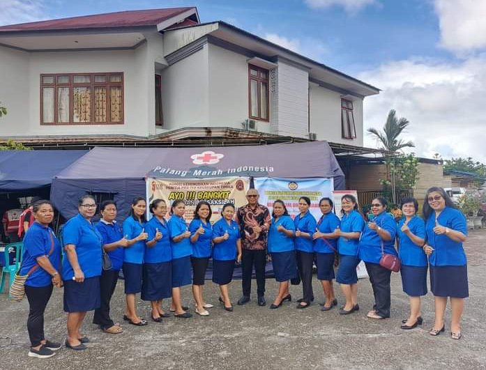 WKRI melakukan kunjungan kasih ke sesepuh WKRI Ibu Maria Immaculata Reyaan Susanto yang juga penggagas dan pendiri TK Tiga Raja.