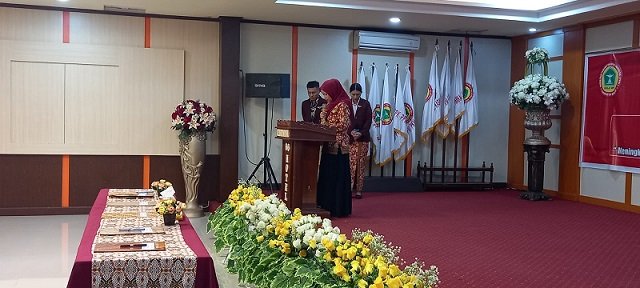 Seorang anggota PPNI memimpin doa.