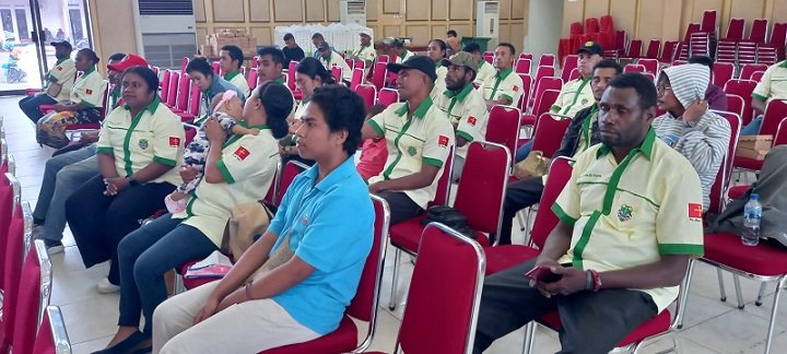 Para pengurus mengenakan seragam Pemuda Katolik mengikuti acara pelantikan.