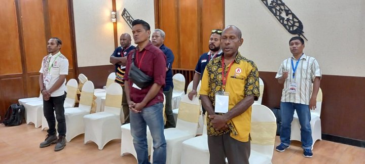 Peserta menyanyi lagu pujian dalam ibadah pembukaan.