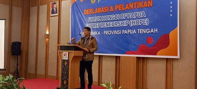 Pj. Bupati Mimika Valentinus S. Sumito menyampaikan sambutan.