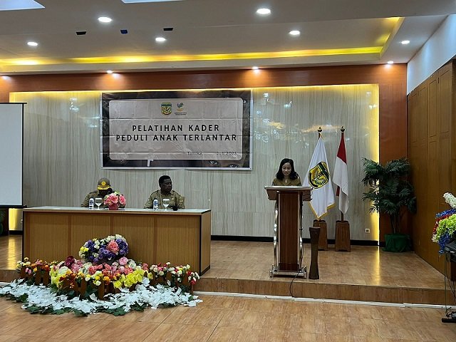 Jenni Pandallingan, F.Farm, Apt, Kabid Perlindungan dan Jaminan Sosial Dinsos Mimika membacakan laporan kegiatan.