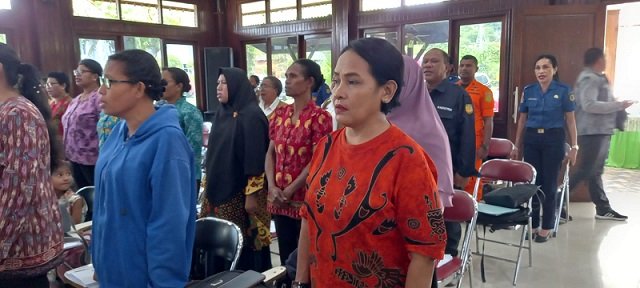 Ibu-ibu peserta pelatihan menyanyikan lagu Indonesia Raya.