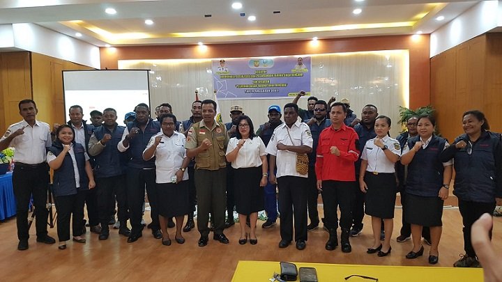 Hendritte W. Tandiono, Asisten 3 Setda Mimika, Andarias Nauw, Plh Kepala Dinas Sosial Mimika, Anwar Kadir, Ketua panitia, Lefianus Siahaya, staf Dinsos, narasumber dan Jenni Padalilingan, Kepala Bidang Perlindungan dan Jaminan Sosial Dinsos foto bersama peserta.