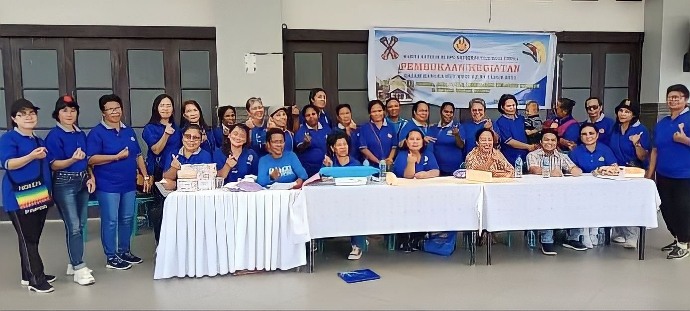 Panitia foto bersama dewan juri lomba balita sehat pada pembukaan kegiatan meriahkan HUT WKRI ke 99.