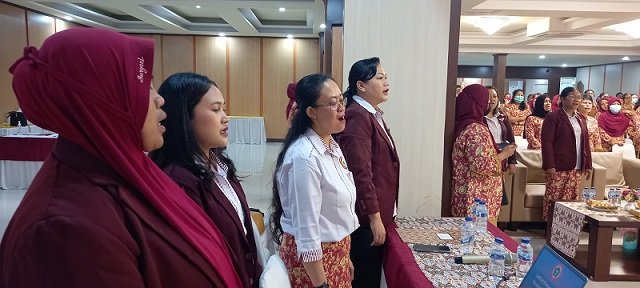 Para perawat menyanyikan lagu Indonesia Raya.