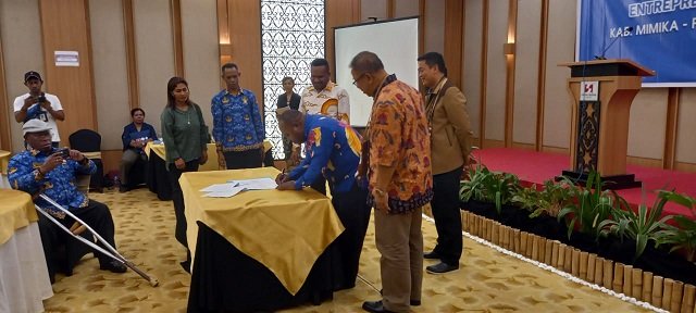 Hilarius Dolame, Sekretaris II menandatangani berita acara deklarasi HOPE.