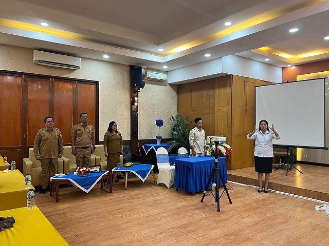 Hendritte W. Tandiono, Asisten 3 Setda Mimika, Reynold Ubra Kepala Dinkes, Yunus Linggi, Kepala Dinas Pemukiman dan Pertanahan menyanyikan lagu Indonesia Raya pada acara pembukaan.