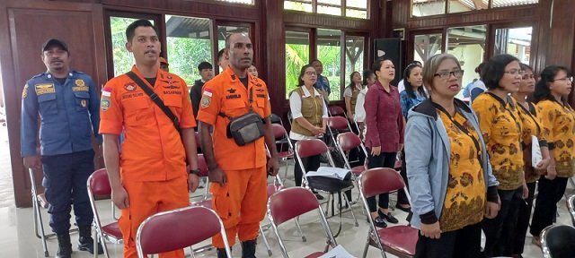 Tim Basarnas Timika sebagai narasumber bersama ibu-ibu rumah tangga menyanyikan lagu Indonesia Raya.