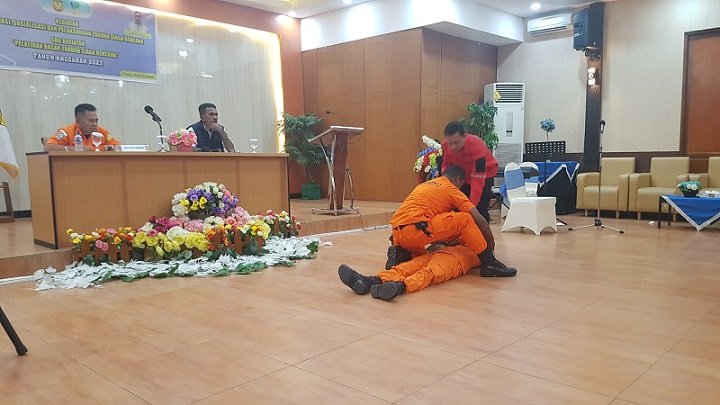 Ricky, narasumber SAR Timika menyampaikan materi sekaligus simulasi tentang cara mengevakuasi korban bencana.