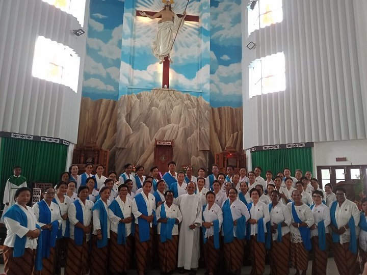 Pengurus DPC WKRI  dan ranting-ranting foto bersama Pastor Moderator WKRI Katedral RD. Amandus Rahadat.