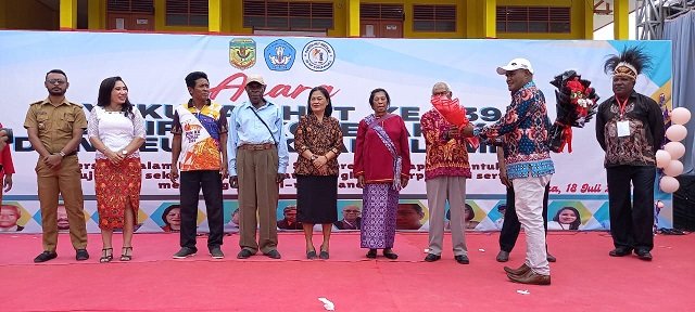 Mantan murid menyerahkan bunga tangan kepada Bonefasius Teturan sebagai tanda cinta.