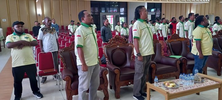 Para pengurus mengenakan seragam Pemuda Katolik menyanyikan lagu Indonesia Raya.