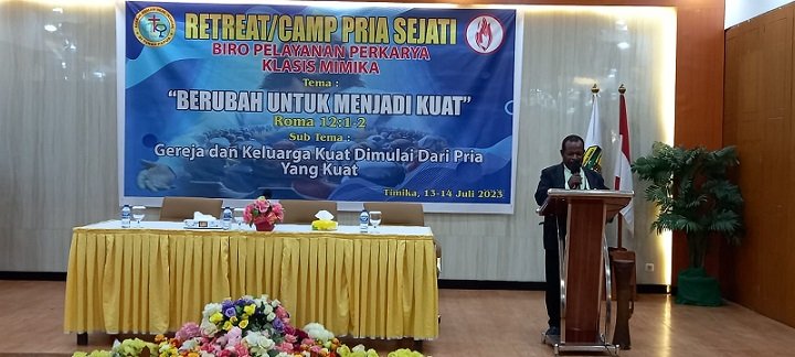 Pdt. David Onawame menyampaikan firman Tuhan.