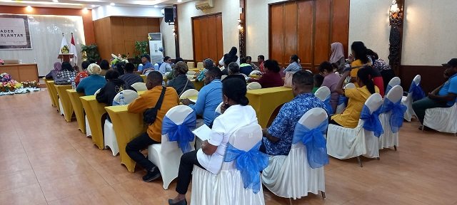 Peserta mendengarkan pemaparan materi dari narasumber.