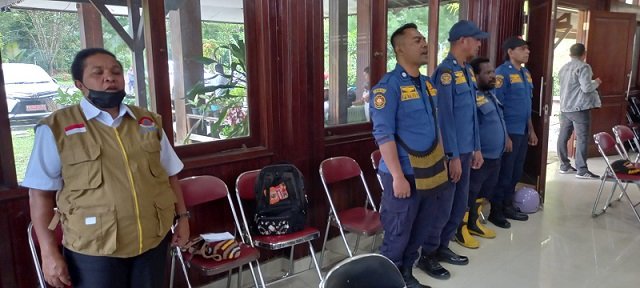 Personil Kebakaran BPBD Mimika mengikuti acara pembukaan sosialisasi pencegahan bencana kebakaran.