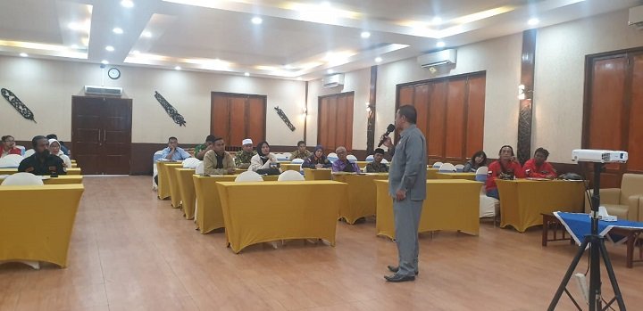 Narasumber memaparkan materi tentang aturan tatacara penggalangan dana bagi korban bencana kepada peserta.