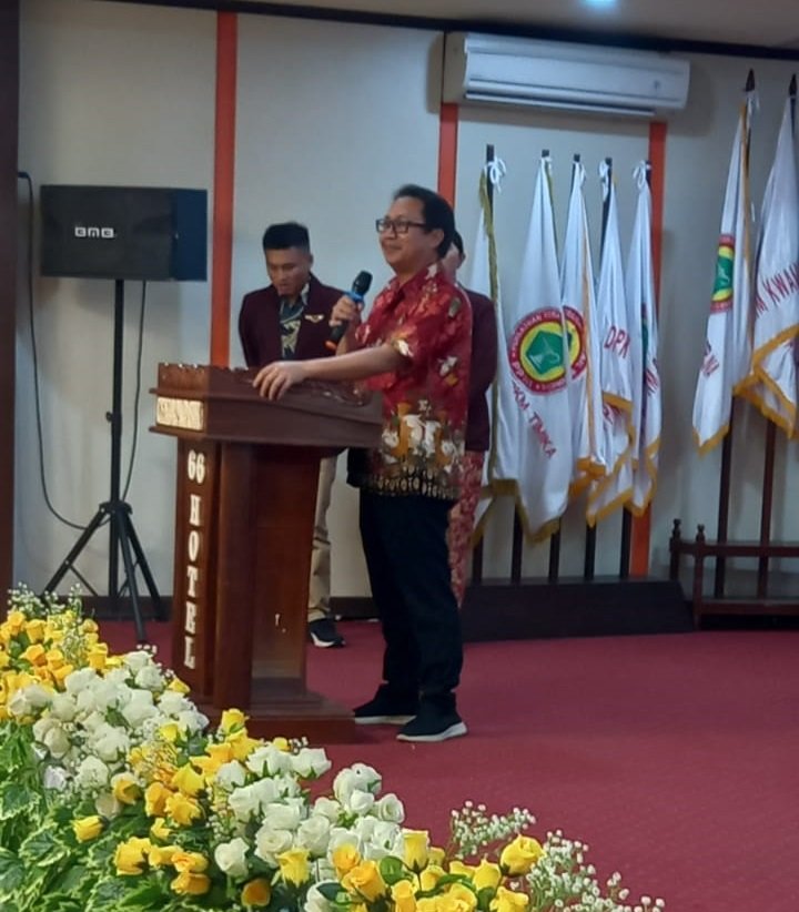 dr. Moses Untung, Kepala BLUD Puskesmas Timika menyampaikan sambutan mewakili kepala Puskesmas yang pengurus DPK dilantik.