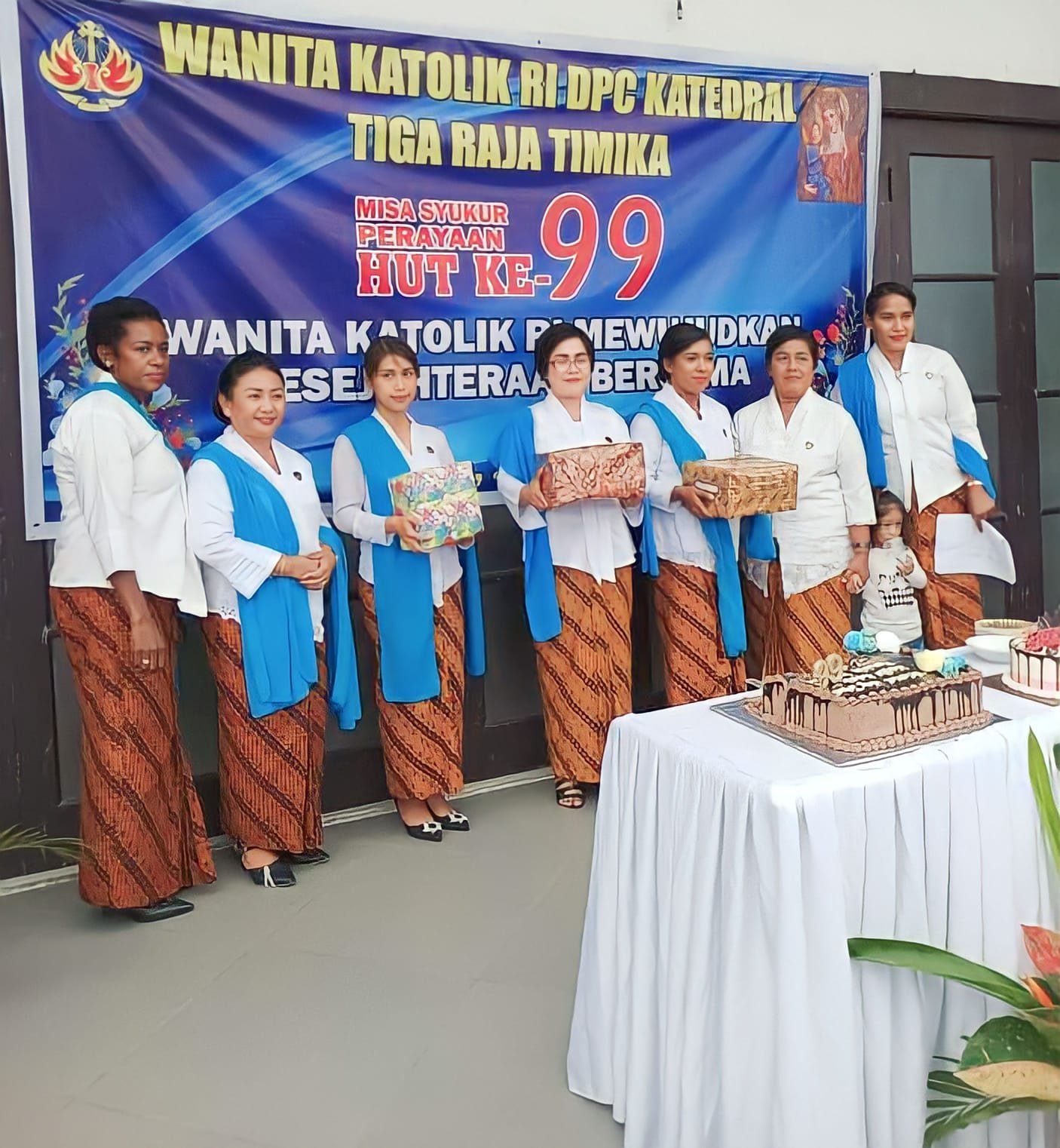 Ketua DPC WKRI Katedral Tiga Raja, Endang Letsoin foto bersama para ibu pemenang lomba merangkai sayur dan buah.