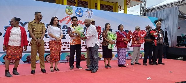 Jamal Wuran menyerahkan bunga tangan kepada mantan gurunya sebagai cinderamata.