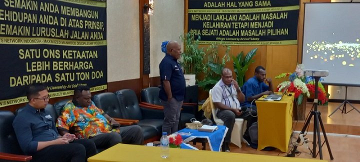 Dokter Robi Kayame memimpin doa setelah mendengarkan firman Tuhan.