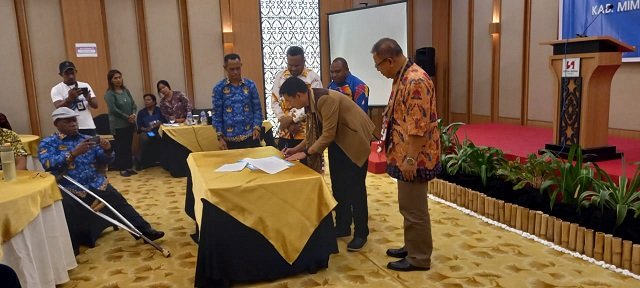 Pj. Bupati Mimika Valentimus S. Sumito menandatangani berita acara deklarasi HOPE.