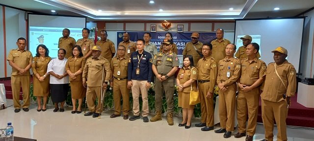 Pj. Sekda Mimika Petrus Yumte foto bersama pimpinan OPD dan Samsul Rizal, Pranata Komputer Ahli Muda Kantor Regional 9 Jayapura.