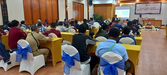 Amoye Pakey, narasumber dari Widiaswara Provinsi Papua, Pekerja Sosial bekerjasama dengan Unicef dan Asesor Kemensos memaparkan materi bagaiaman acara menangani anak terlantar.